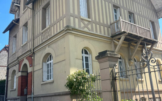 Location studio lumineux  27,76 m² avec balcon sud et parking sécurisé dans maison bourgeoise