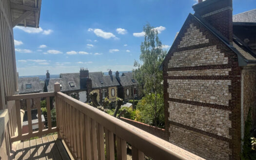 Location studio lumineux  27,76 m² avec balcon sud et parking sécurisé dans maison bourgeoise