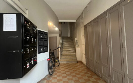 À louer – Duplex 2 pièces en dernier étage à Rouen hyper centre, calme et vue sur les toits