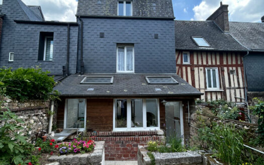 Maison 4 chambres et dépendance  secteur CROIX DE PIERRE/ST HILAIRE en parfait état.