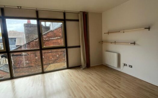 Studio dans un secteur recherche au 18 rue eau de Robec, avec parking et ascense