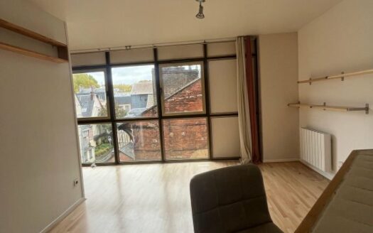 Studio dans un secteur recherche au 18 rue eau de Robec, avec parking et ascense