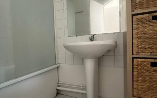 Studio dans un secteur recherche au 18 rue eau de Robec, avec parking et ascense