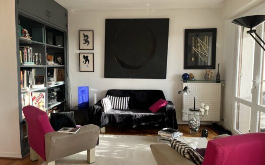 F2 idélament situé entre la rue beauvoisine et l'hotel de ville - Vue dégagée su