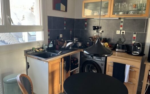 F2 idélament situé entre la rue beauvoisine et l'hotel de ville - Vue dégagée su