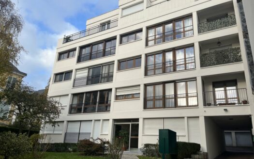 F2 idélament situé entre la rue beauvoisine et l'hotel de ville - Vue dégagée su