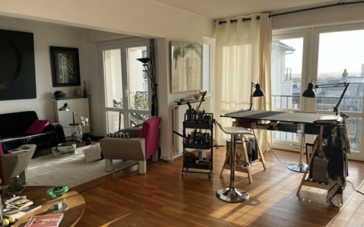 F2 idélament situé entre la rue beauvoisine et l'hotel de ville - Vue dégagée su