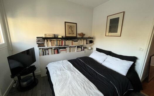 F2 idélament situé entre la rue beauvoisine et l'hotel de ville - Vue dégagée su