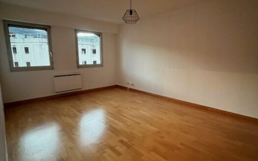 A louer, F3, emplacement idéal proximité place saint Marc avec parking et cave