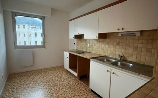 A louer, F3, emplacement idéal proximité place saint Marc avec parking et cave