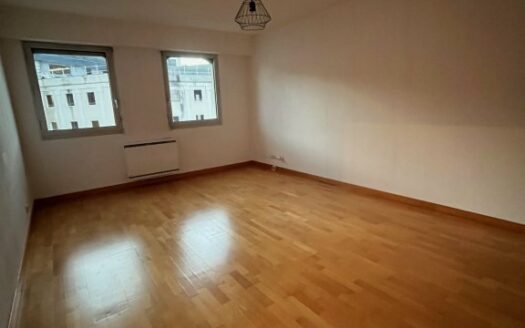 A louer, F3, emplacement idéal proximité place saint Marc avec parking et cave