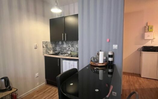 Studio Meublé, idéalement situé Place Saint Marc