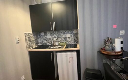 Studio Meublé, idéalement situé Place Saint Marc