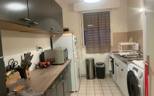 A louer, F2 en bon état quartier saint marc avec parking et balcon