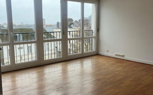 F3 idélament situé entre la rue beauvoisine et l'hotel de ville - Vue dégagée su