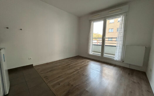 A vendre Maromme studio avec balcon et parking