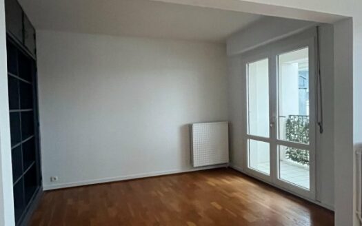 F3 idélament situé entre la rue beauvoisine et l'hotel de ville - Vue dégagée su