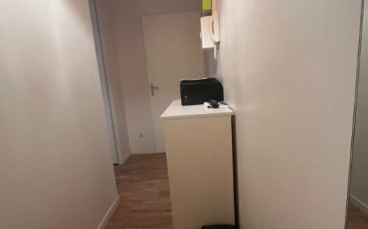 Studio Meublé, idéalement situé Place Saint Marc