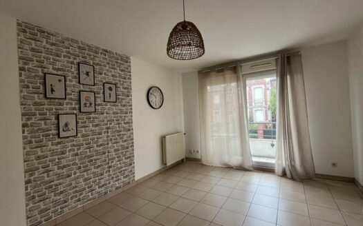 A louer, F2 préfecture, lumineux avec balcon et parking