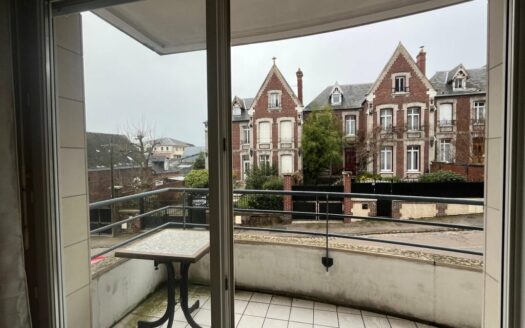 A louer, F2 préfecture, lumineux avec balcon et parking