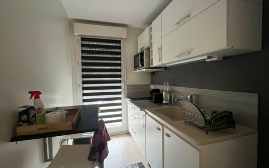 A louer, F2 préfecture, lumineux avec balcon et parking