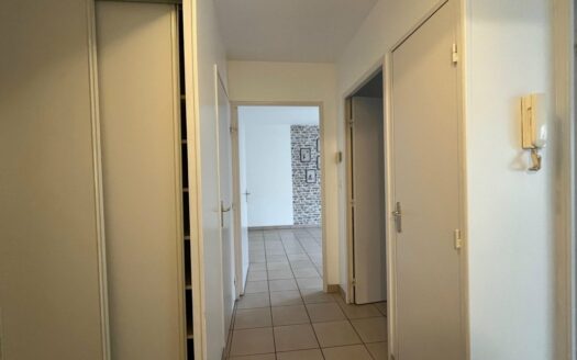 A louer, F2 préfecture, lumineux avec balcon et parking