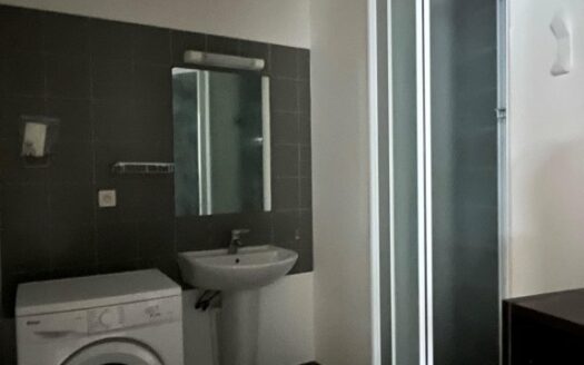 A louer, studio meublé hyper centre, vieux marché