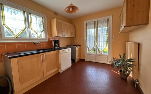 A vendre SAINT PIERRE DE VARENGEVILLE, maison en impasse, 3 chambres, sous-sol complet.