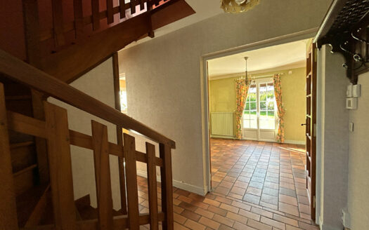 A vendre SAINT PIERRE DE VARENGEVILLE, maison en impasse, 3 chambres, sous-sol complet.