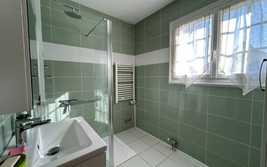 A vendre SAINT PIERRE DE VARENGEVILLE, maison en impasse, 3 chambres, sous-sol complet.