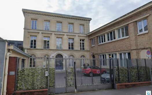 A vendre appartement F3 au 3ème et dernier étage d'un hôtel particulier.