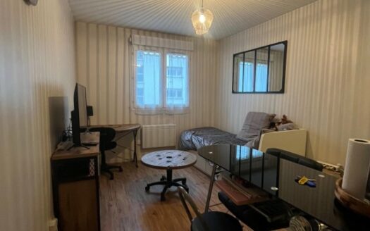 Studio Meublé, idéalement situé Place Saint Marc