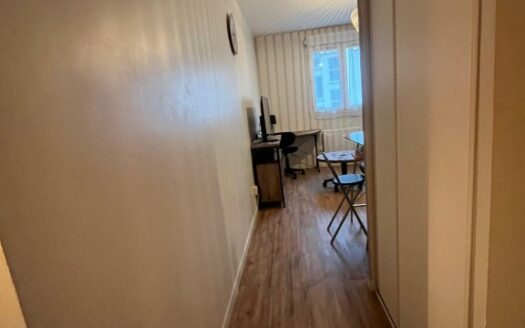 Studio Meublé, idéalement situé Place Saint Marc