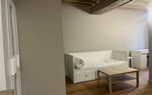 A louer, studio meublé, Rue Eau de Robec à Rouen