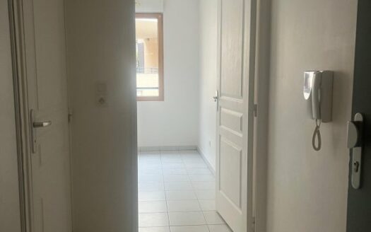 Studio lumineux avec cave et parking en option – Résidence récente et sécurisée