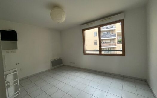 Studio lumineux avec cave et parking en option – Résidence récente et sécurisée