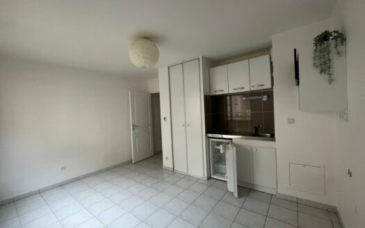 Studio lumineux avec cave et parking en option – Résidence récente et sécurisée