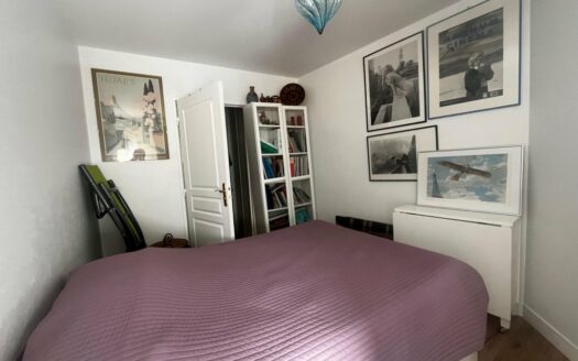 A louer, F2 avec ascenseur, place saint marc