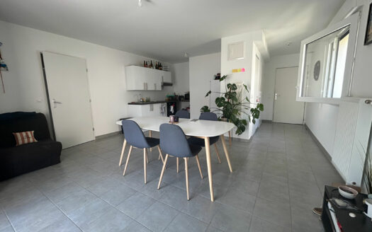 A vendre secteur Docks appartement F3 avec balcon et parking.