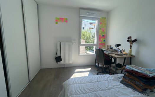 A vendre secteur Docks appartement F3 avec balcon et parking.