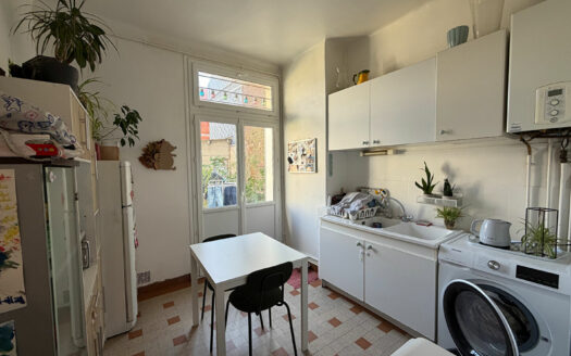 IMMEUBLE DE RAPPORT - 3 APPARTEMENTS LOUÉS - GARAGE, PARKINGS ET FORT POTENTIEL D'OPTIMISATION