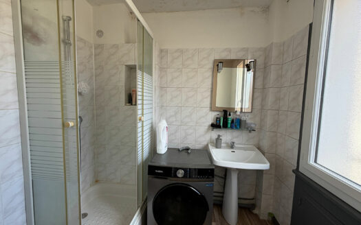 IMMEUBLE DE RAPPORT - 3 APPARTEMENTS LOUÉS - GARAGE, PARKINGS ET FORT POTENTIEL D'OPTIMISATION