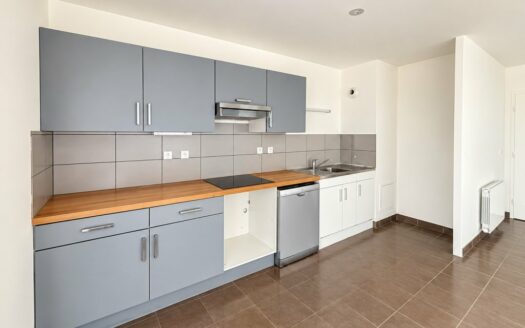 A LOUER - Appartement F3 de 72.40m² avec terrasse, jardin, cave et parkings - MO