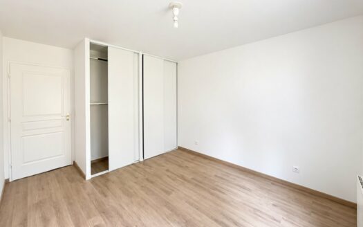 A LOUER - Appartement F3 de 72.40m² avec terrasse, jardin, cave et parkings - MO