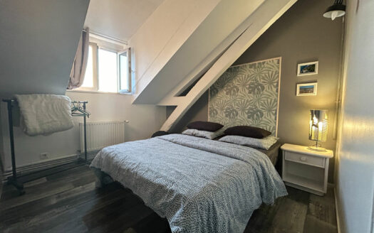 A vendre appartement F3 au 3ème et dernier étage d'un hôtel particulier.