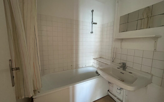 A vendre appartement F4 MONT SAINT AIGNAN avec balcon et cave