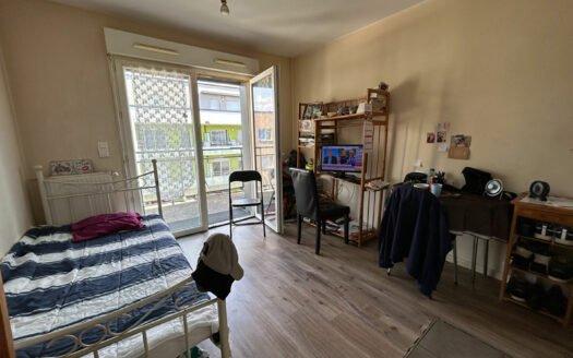 Spécial investisseurs ! Maromme studio loué avec balcon, parking et local vélo.