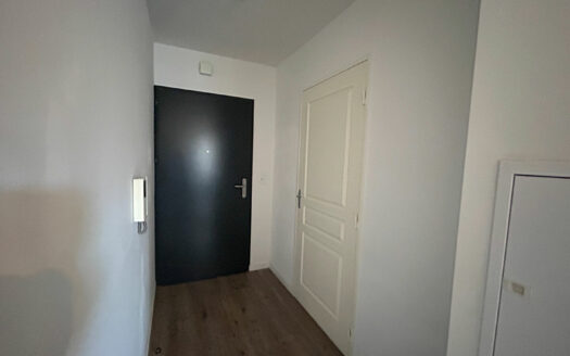 Spécial investisseurs ! Maromme studio loué avec balcon, parking et local vélo.