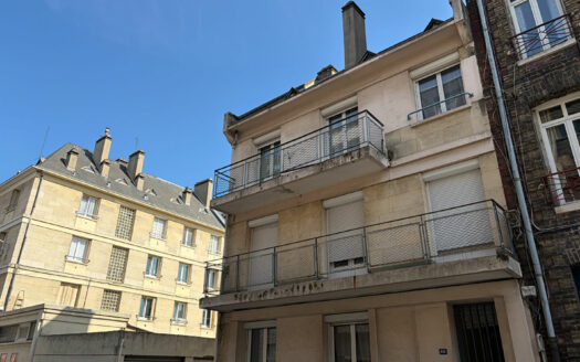 IMMEUBLE DE RAPPORT - 3 APPARTEMENTS LOUÉS - GARAGE, PARKINGS ET FORT POTENTIEL D'OPTIMISATION