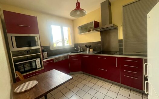 A LOUER - Appartement F3 de 68.36m² meublé - Terrasse, jardin, garage et place d